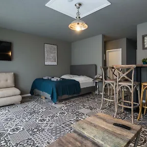 The Liv. - Station Apartment