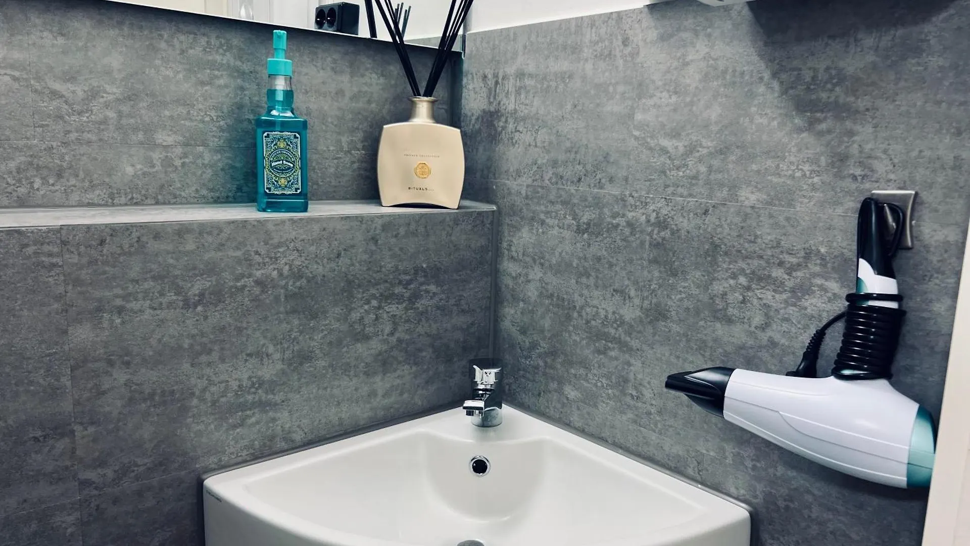 Elysian Apartment - 2 Parkplaetze - 1Min Bus & Bahn - St-Elisabeth Krankenhaus - Lindenthaler Tierpark - Neu Renoviert & Perfekte Lage Cologne